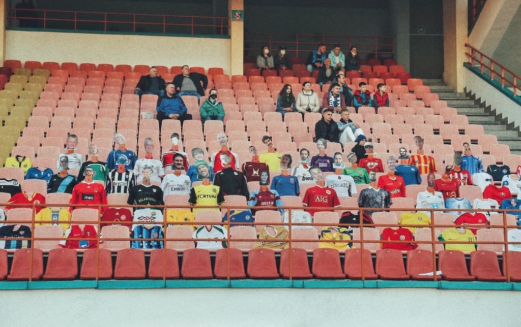 Des mannequins et des maillots de clubs avec les photos des fans dans la tribune du Dynamo Brest